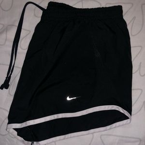 NIKE ACTIVE WEAR SHORTS